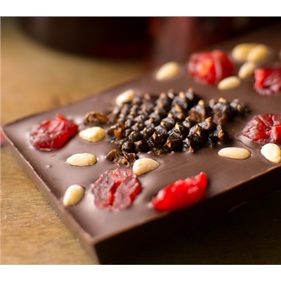 Темный шоколад с сосновой шишкой, вяленой вишней и кедровым орехом 100 грамм